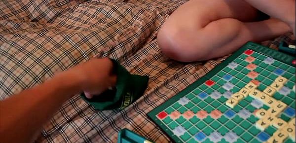  Estelleandfriends Couple Amateur se filme en jouant au scrabble avant de baiser !